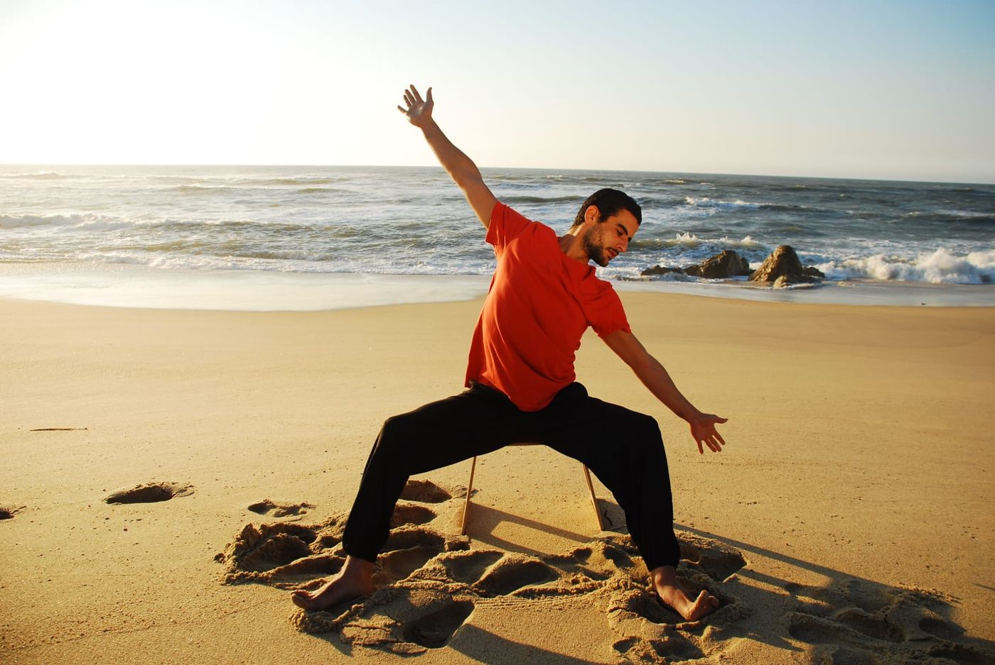 Amine Benderra, instrutor GYROTONIC®, em movimento numa praia do Porto